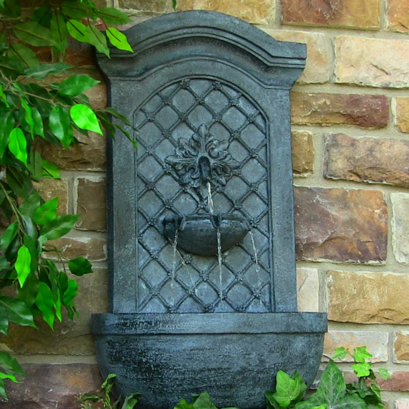 New π Sunnydaze Decor Rosette Leaf Outdoor Wall Fountain π